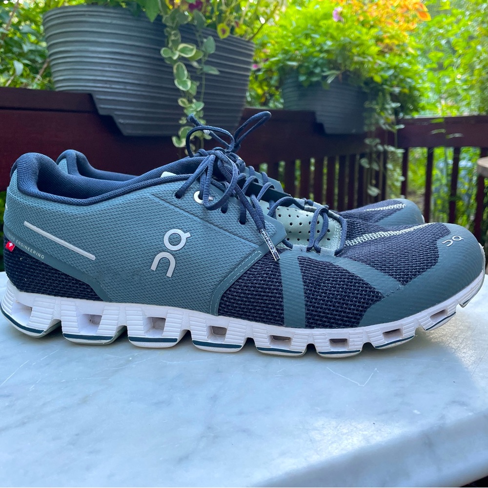On Cloud Running Shoes Men’s Size 11.